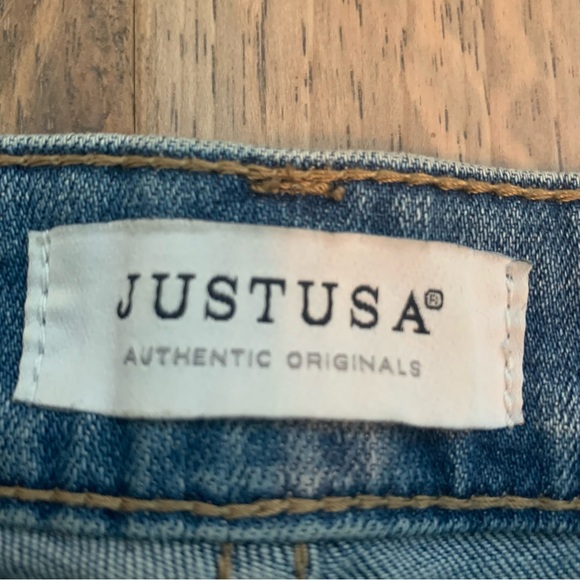 Denim shorts with raw hem - Picture 5 of 5